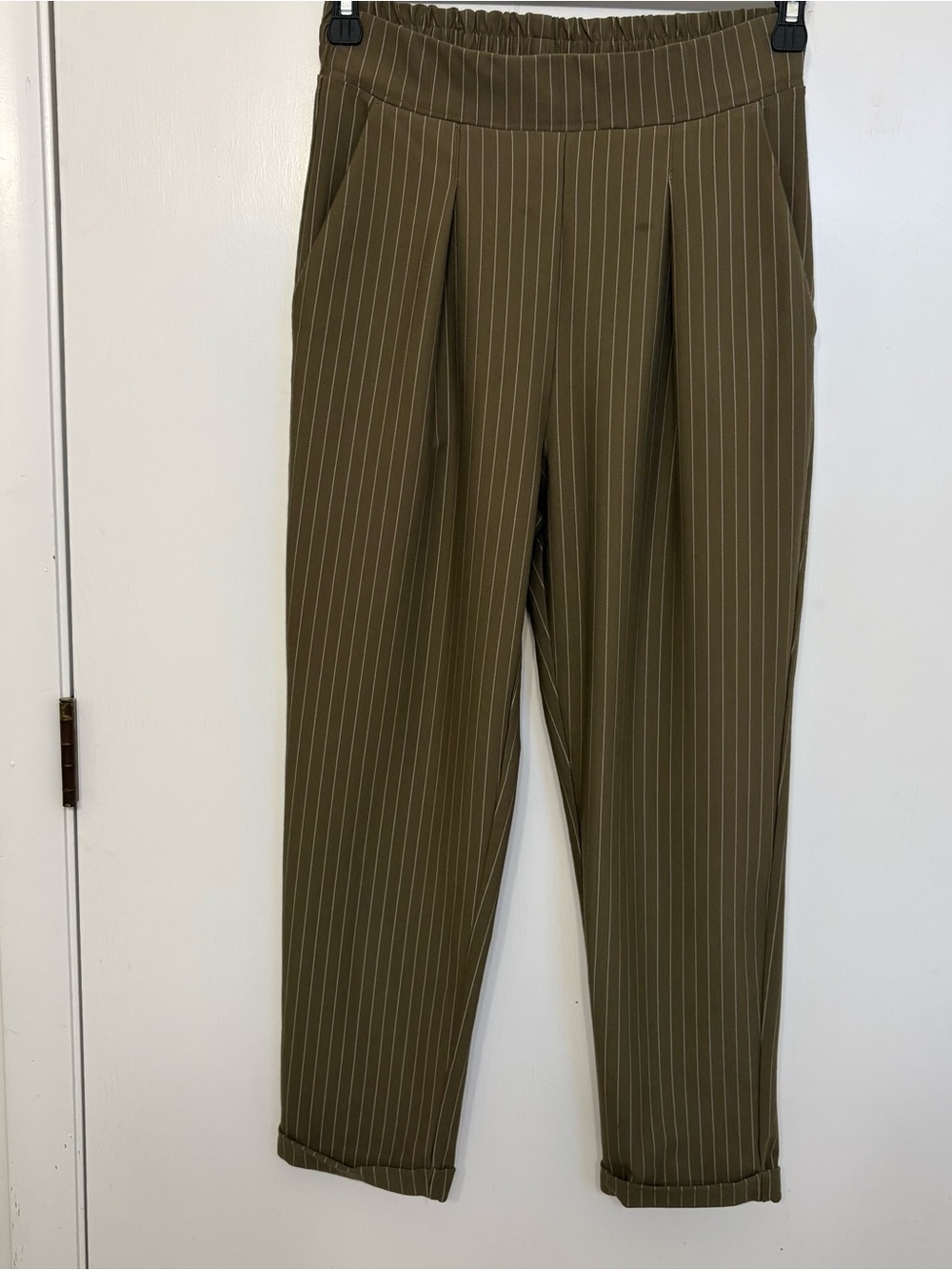 Pinstripe Olive Green & White Pleated Pants W Pockets Ankle Pants Women's Sz 6